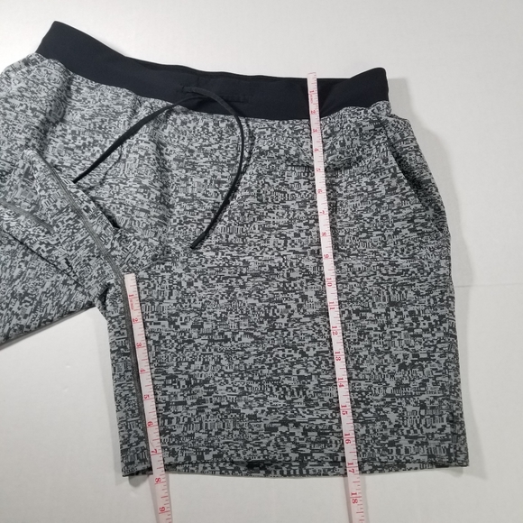 Lululemon THE Short Size Extra Large 7.5" Inseam Gray Abstract Geometric Mens - Picture 9 of 9